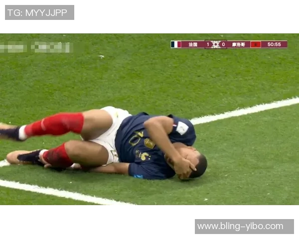 德容因放铲踢到姆巴佩小腿被红牌罚下即将进入补时的紧张局势 德容因放铲踢到姆巴佩小腿被红牌罚下即将进入补时的紧张局势