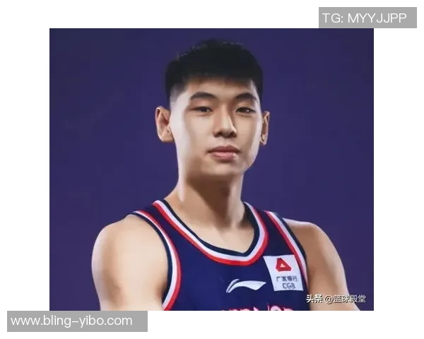 媒体人分享广东全运男篮探班照片赵睿身穿北京T恤与胡明轩崔永熙同框合影